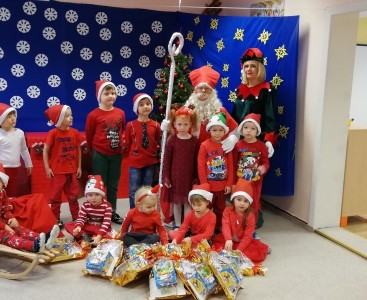 Na zdjęciu dzieci z grupy Sówek podczas spotkania ze Świętym Mikołajem  - powiększ