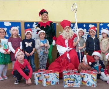 Na zdjęciu dzieci z grupy Słoneczek podczas spotkania ze Świętym Mikołajem  - powiększ