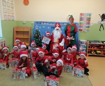 Na zdjęciu dzieci z grupy Motylków podczas spotkania ze Świętym Mikołajem  - powiększ