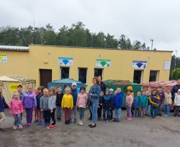 Zdjęcie przedstawia dzieci podczas wyjazdu do Punktu Selektywnej Zbiórki Odpadów Komunalnych w Szymiszowie. - powiększ