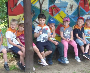 Na zdjęciu Puchatki podczas wycieczki do stumilowego Lasku. - powiększ