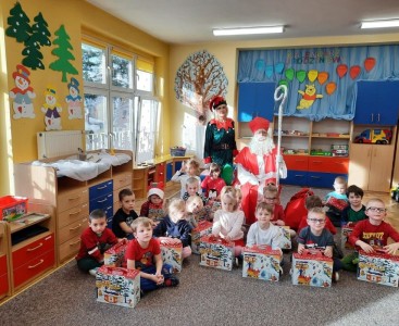 Na zdjęciu dzieci z grupy Puchatków podczas spotkania ze Świętym Mikołajem  - powiększ