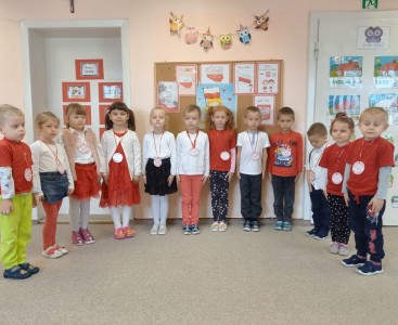 Dzieci z grupy Sówek podczas uroczystego odśpiewania hymnu narodowego. - powiększ