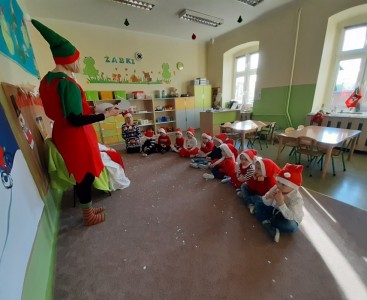 Na zdjęciu dzieci z grupy Żabek podczas spotkania ze Świętym Mikołajem  - powiększ